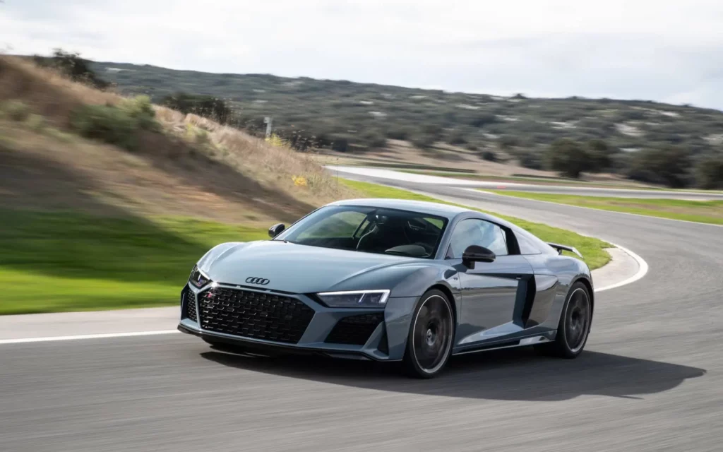 audi r8 v10 grise sur une piste de course automobile