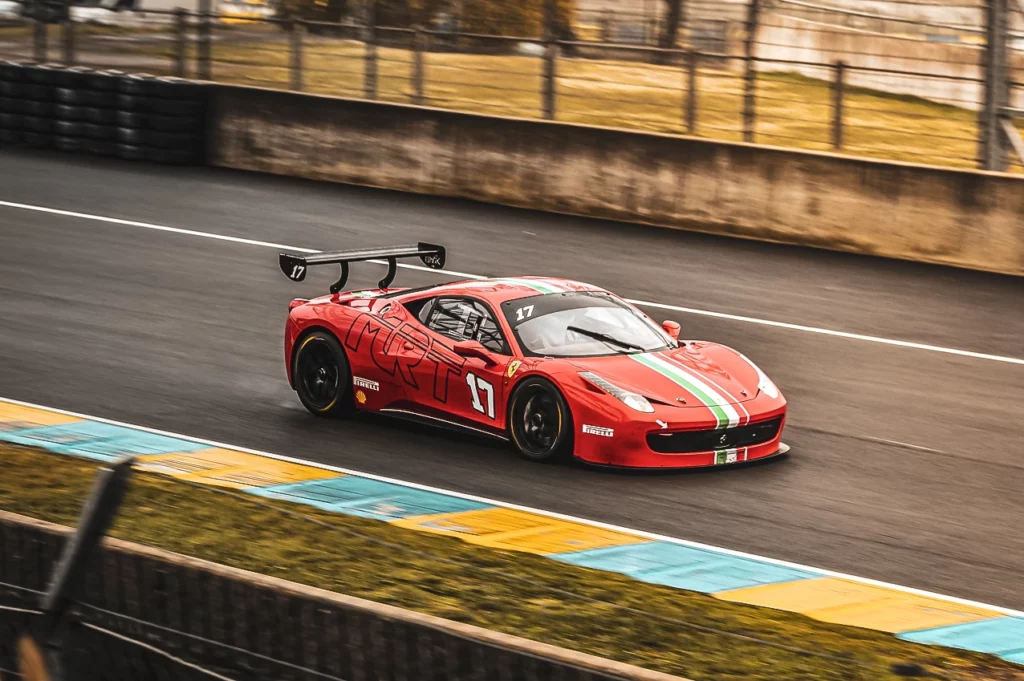 Ferrari 458 challenge en pleine course sur une piste en maine et loire