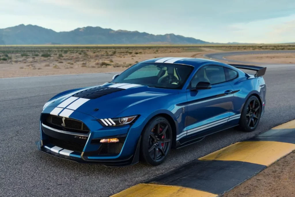 Ford mustang shelby GT500 bleu et bande blanche sur une piste de course