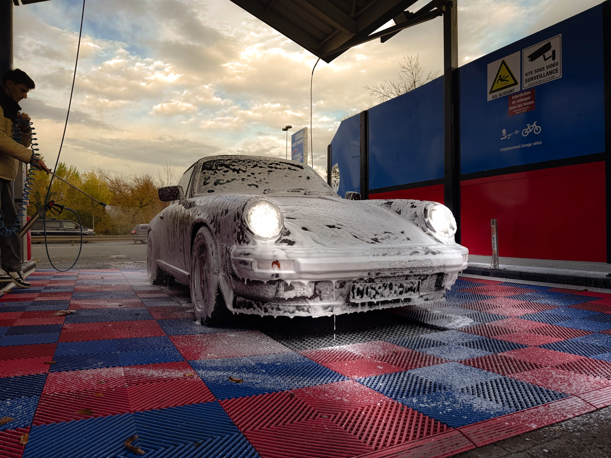 porsche targa de 1982 a la station de lavage a Angers
