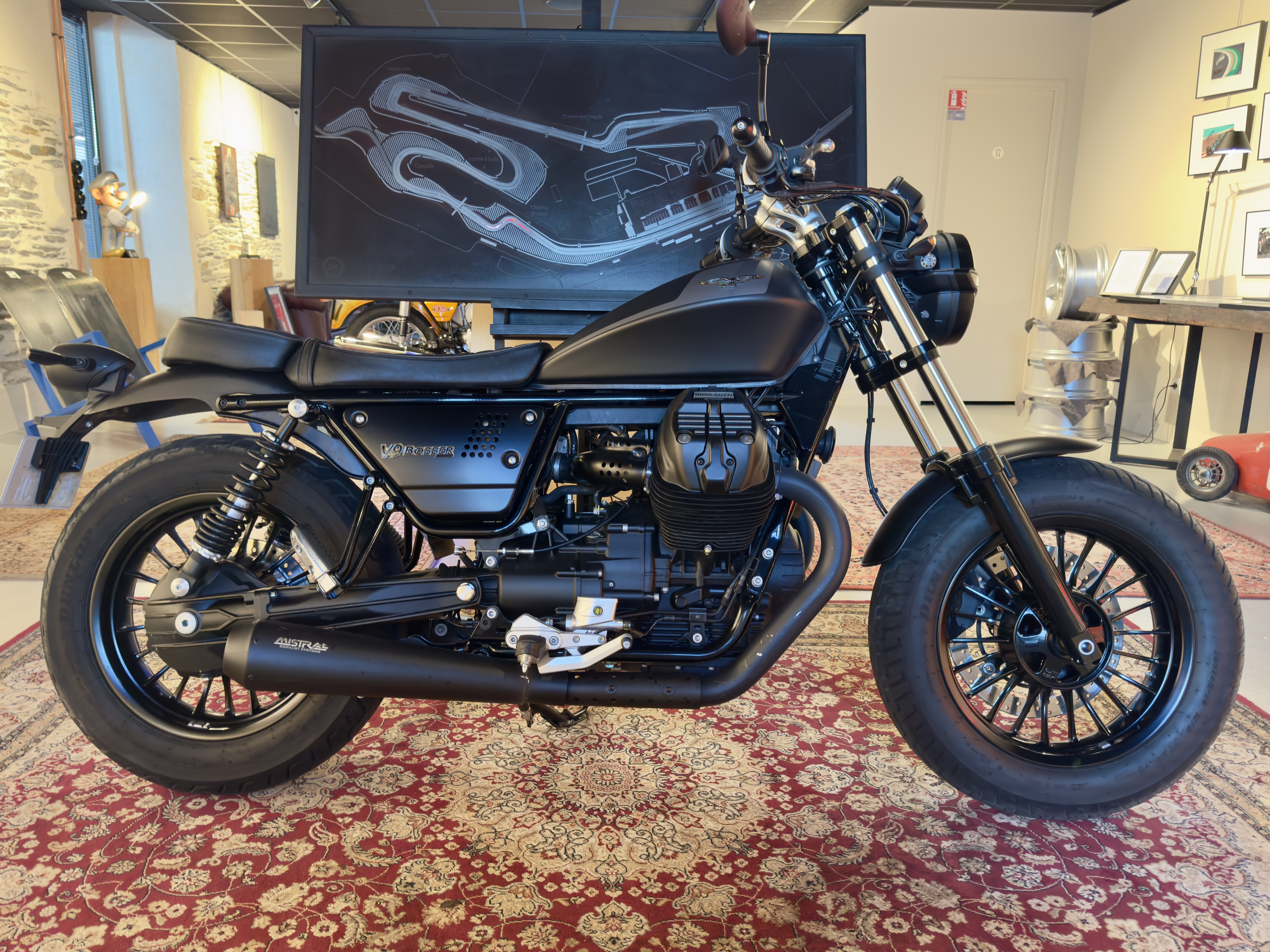MOTO GUZZI V9 BOBBER CENTENARIO - 2021